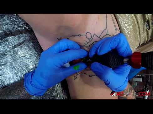 ❤️ Tsis tshua muaj tattooed hottie Sully Savage tau txais tattoo ntawm nws clitoris ❤️ Fucking ntawm porn hmn.doujin-sexy.ru ❌❤ Ib